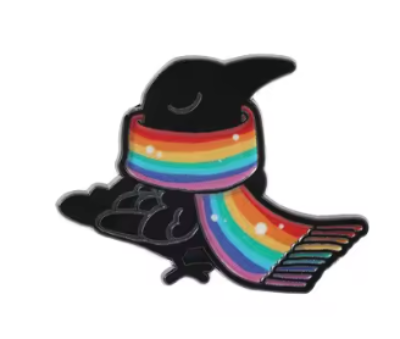 Pin, przypinka kruk w tęczowym szaliku PRIDE
