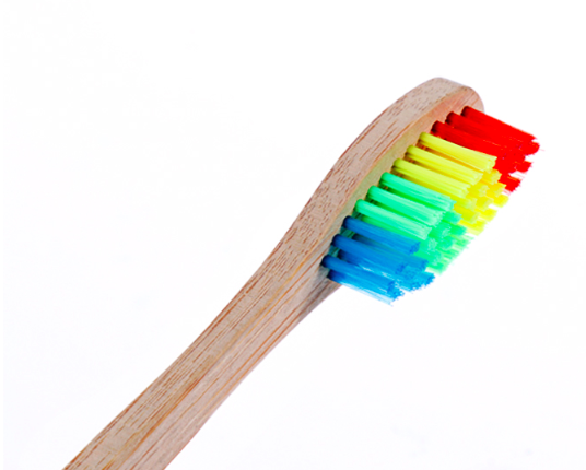 Szczoteczka bambusowa do zębów z miękkim tęczowym włosiem.